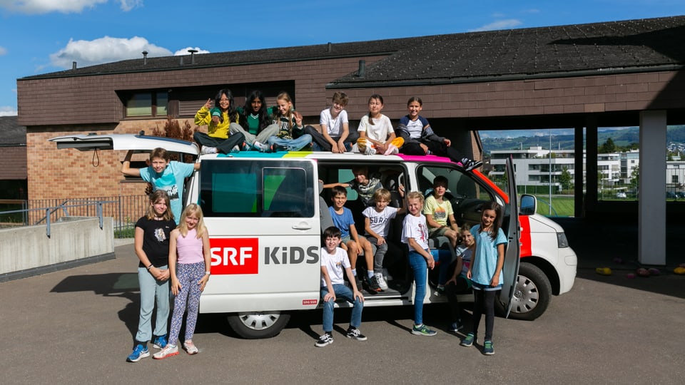Die Klasse auf dem SRF Kids Bus.