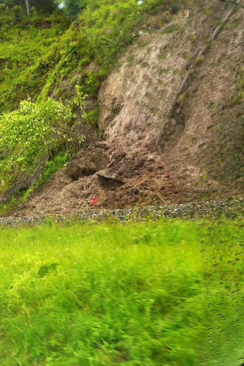 Die Bahngleise in Werthenstein (LU) nach einem Erdrutsch. (Bild: SRF Augenzeuge, Yves René Lauber)