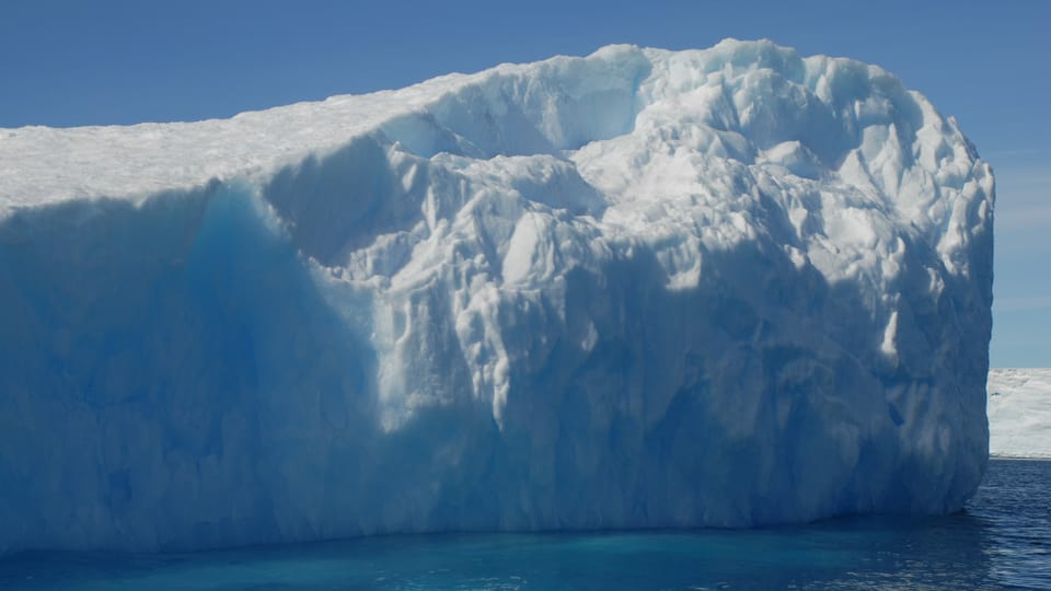 Ein Eisklotz so hoch wie ein Mehrfamilienhaus treibt in den Gewässern der Antarktischen Halbinsel.