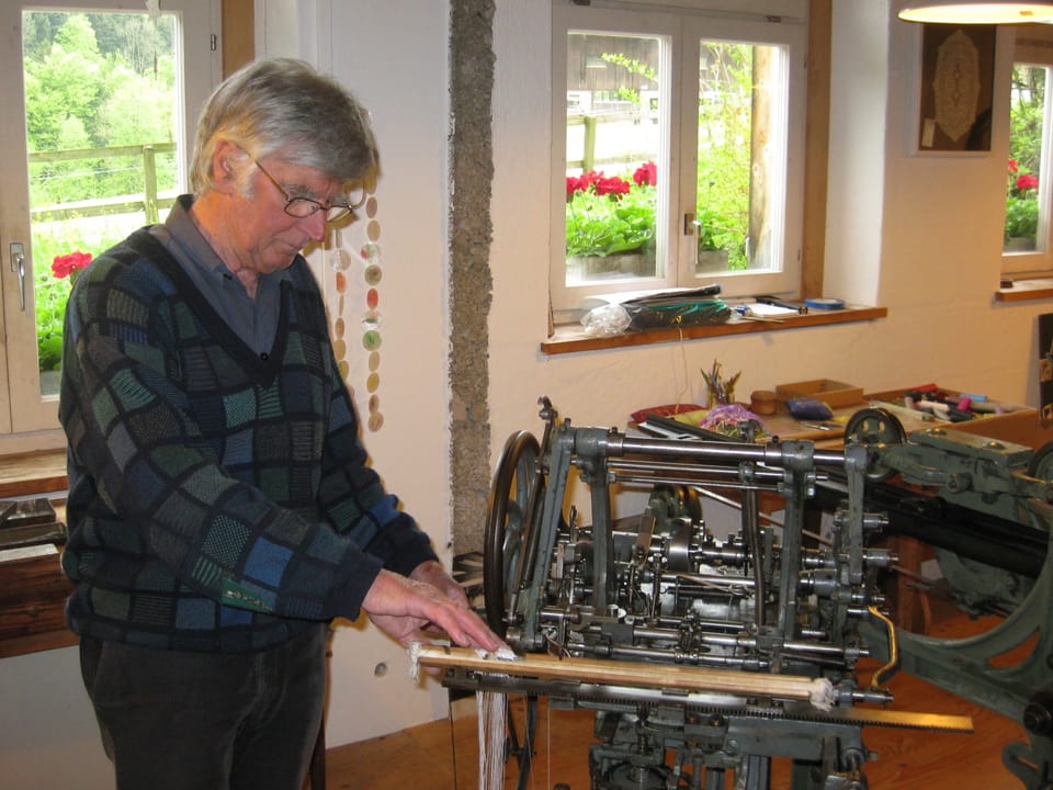 Bernhard Hollenstein arbeitet an der Einfädelmaschine.
