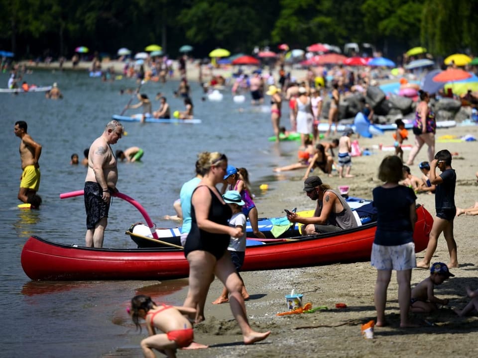 In Lausanne tummeln sich viele am Strand des Genfersees.