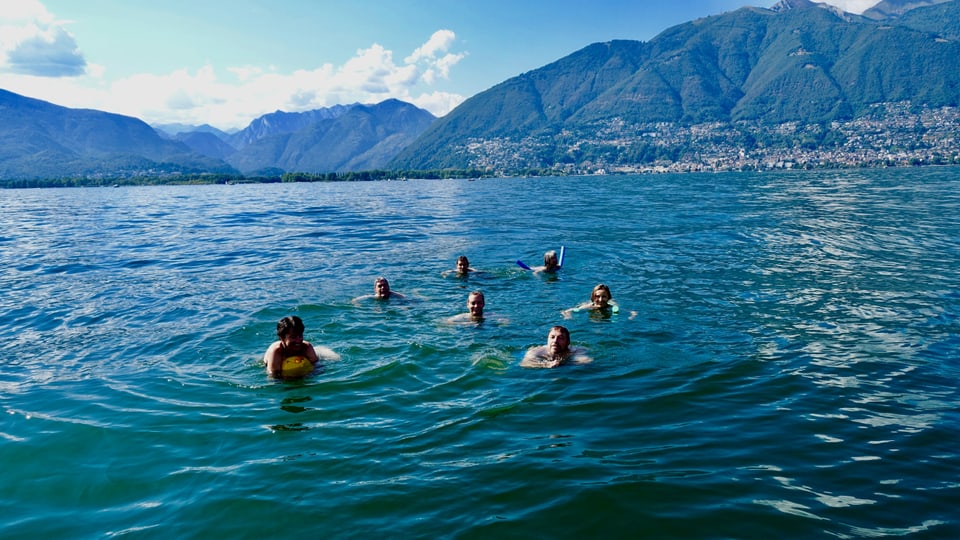 Badende am Lago Maggiore.