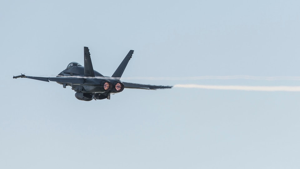 Ein F/A-18 in der Luft.