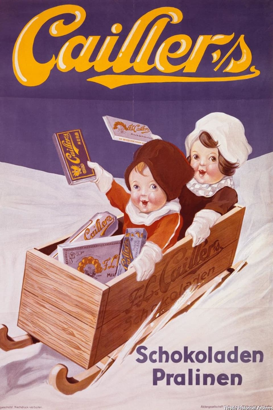 Zwei Kinder im Schlitten halten Schokolade.