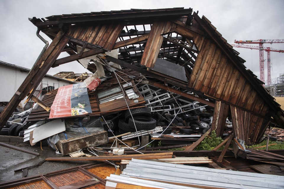 Ein eingestürztes Holzhaus. 