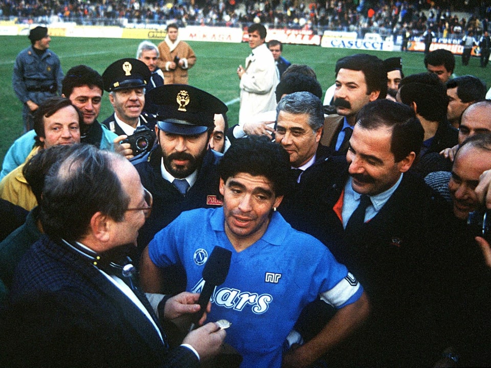 Diego Maradona wird in den 80er-Jahren von Journalisten belagert.