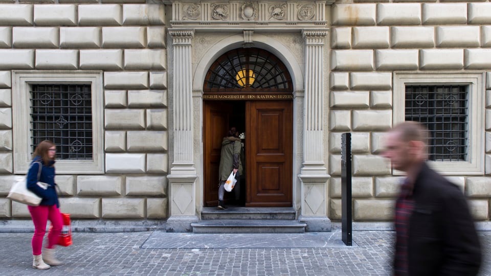 Der Eingang des Luzerner Regierungsgebäudes