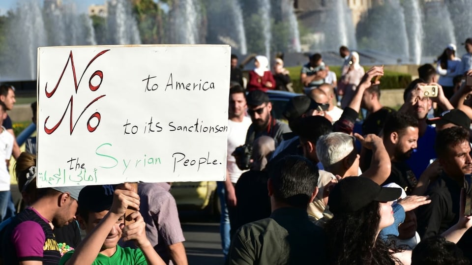 Syrische Bürger demonstrieren gegen die neuen Sanktionen der USA.