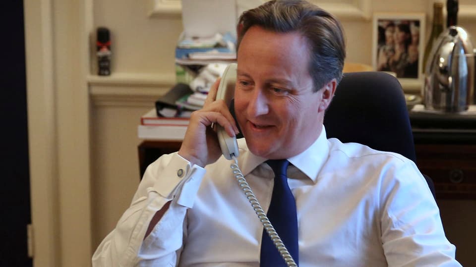 David Cameron in seinem Büro am Telefonieren.