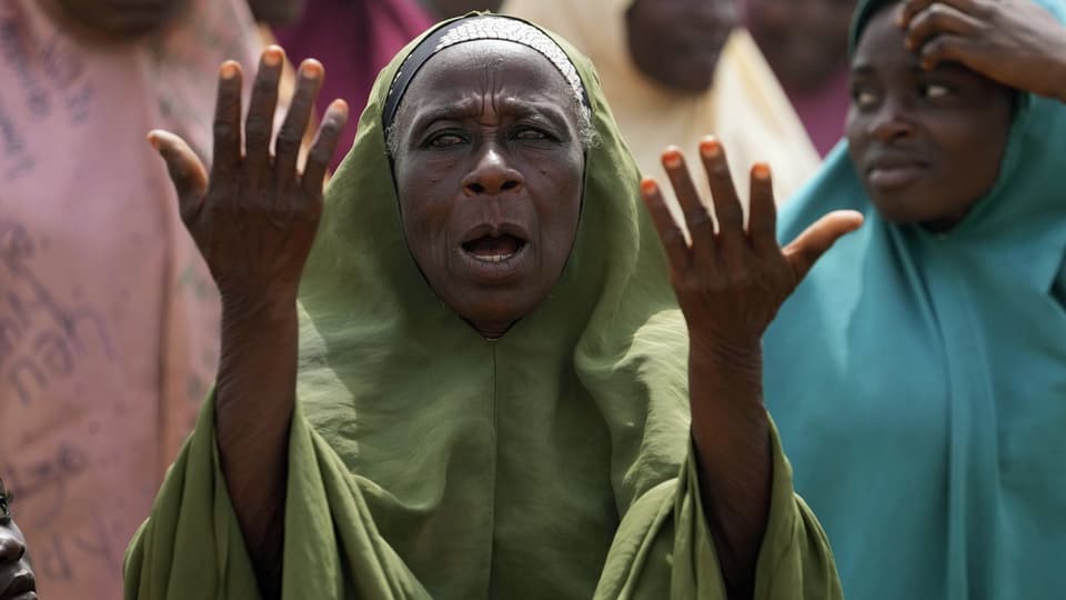 Frau betet für die entführten Kinder aus ihrem Dorf.