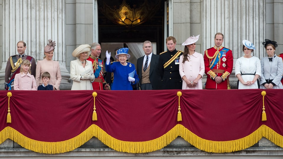 Die Windsor-Familie auf dem Balkon beim Winken