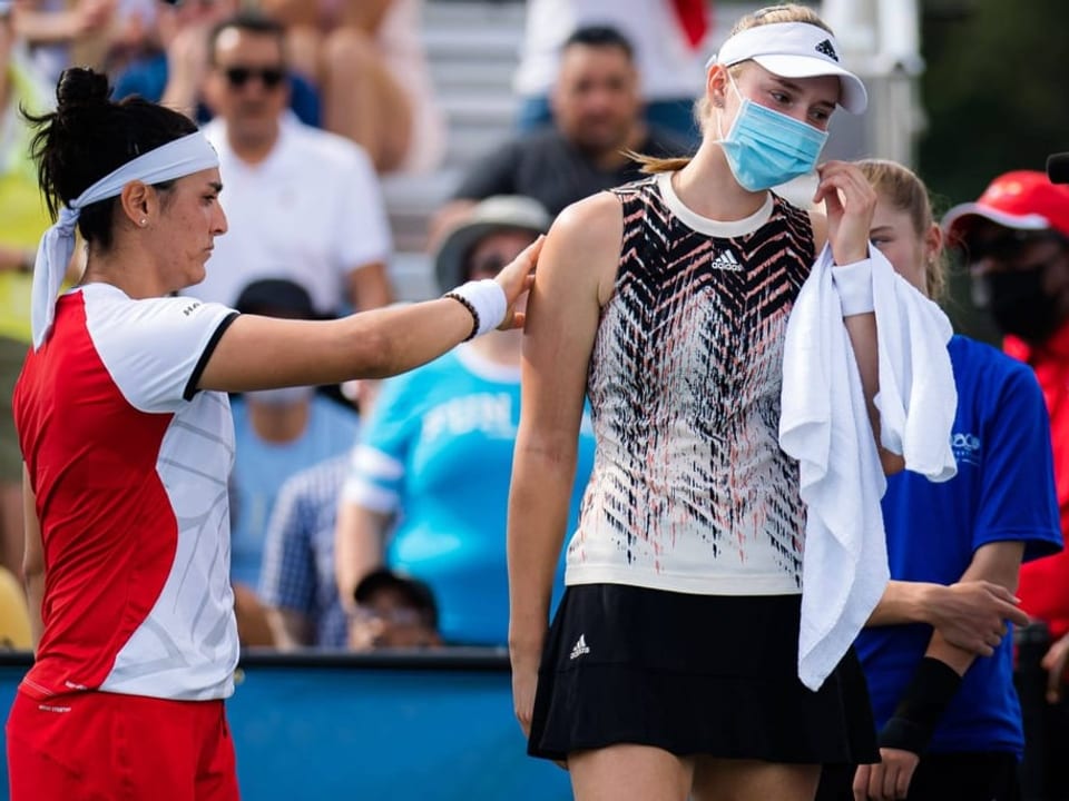 Die Wege kreuzen sich im Wimbledon-Endspiel wieder Ons Jabeur versucht Jelena Rybakina zu trösten.