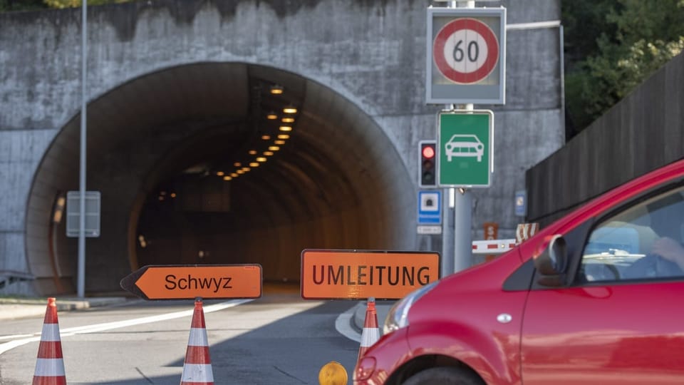 Tunneleingang mit Absperrung davor