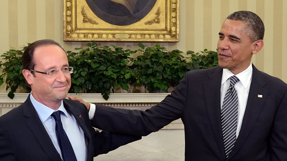 Hollande und Obama legen sich gegenseitig die Hand auf die Schulter.