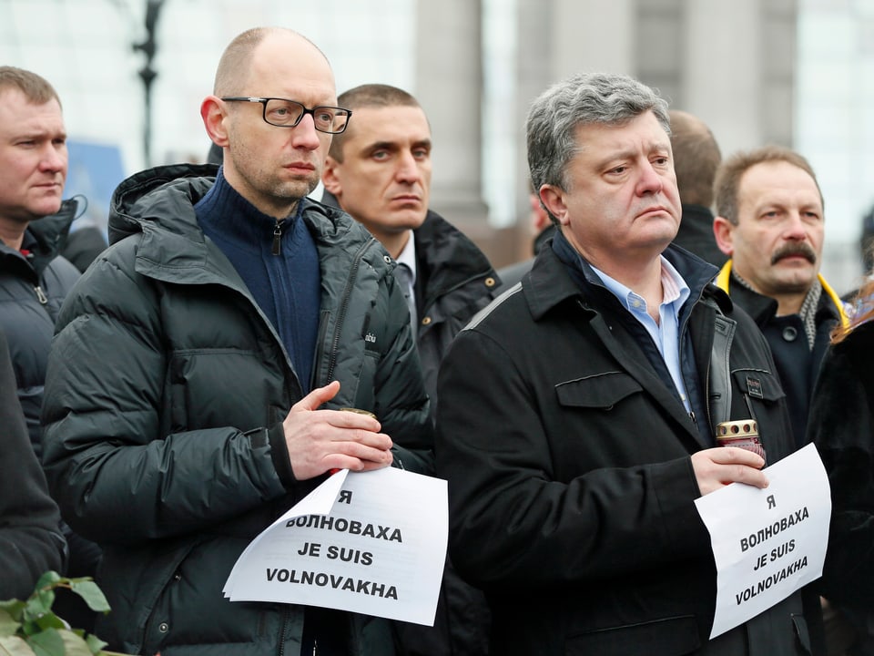 Der ukrainische Premier Arseni Jazenjuk (li) und Staatschef Petro Poroschenko (re) demonstrieren ebenfalls in Kiew. (reuters)