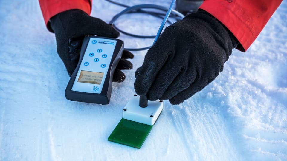 Ein Messgerät im Schnee