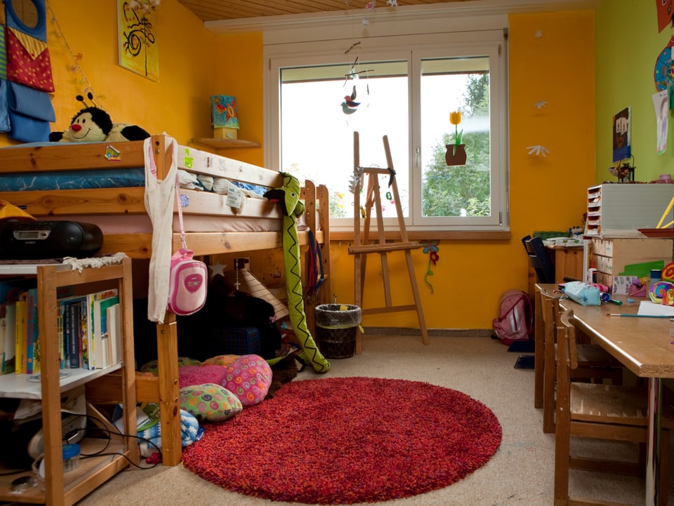 Blick in eines der Kinderzimmer mit Hochbett und Pult.