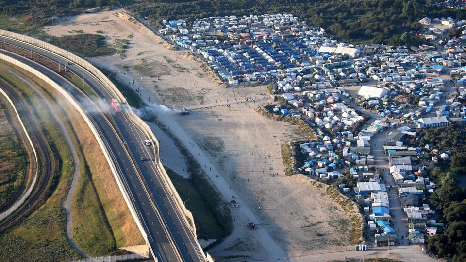 Vogelperspektive auf das Flüchtlingslager in Calais vor Beginn des Mauerbaus. 