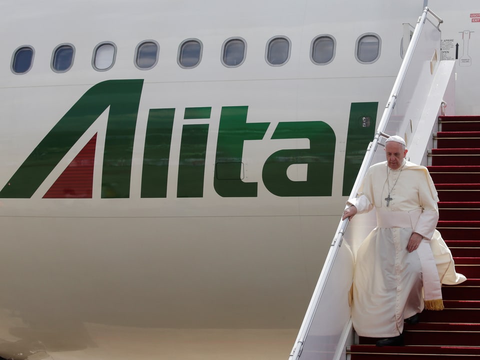 Papst steigt aus Flugzeug.