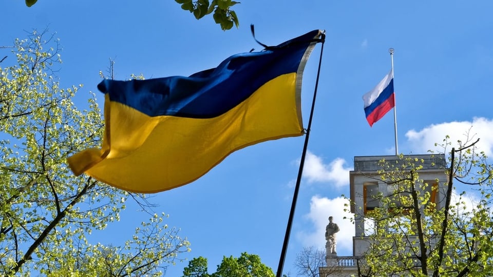 Ukrainische und russische Flagge im Wind.