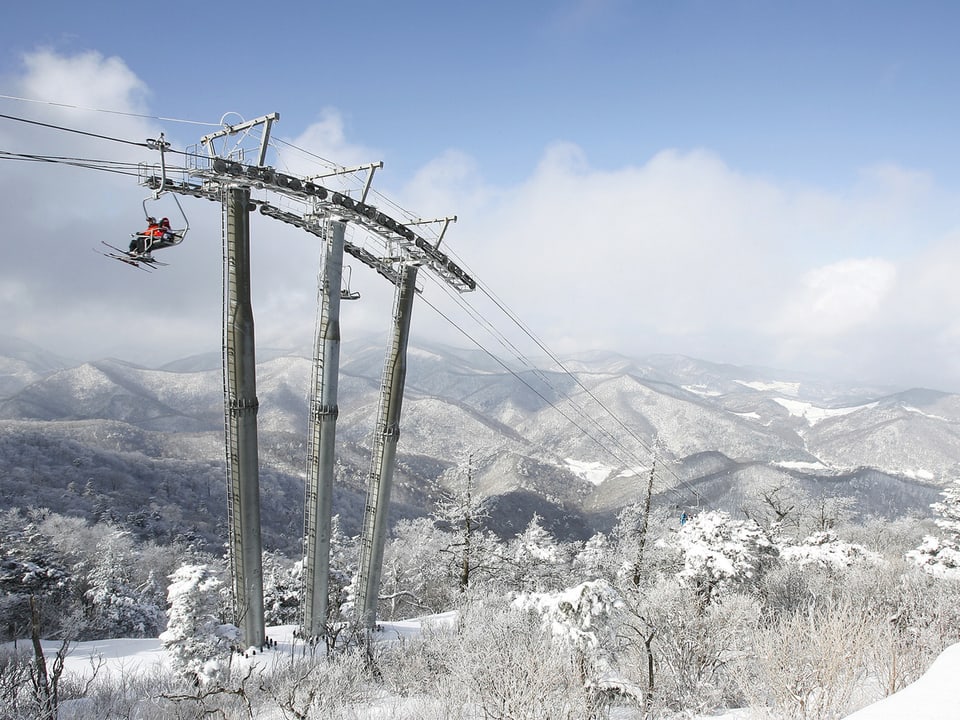 Blick auf Yongpyong mit Gondel. Hier werden Slalom und Riesenslalom ausgetragen.