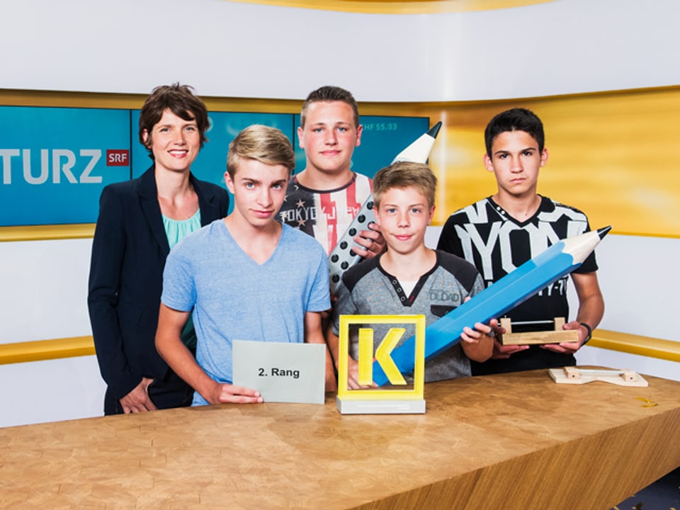 Vier Jugendliche mit Moderatorin Kathrin Winzenried im Kassensturzstudio.