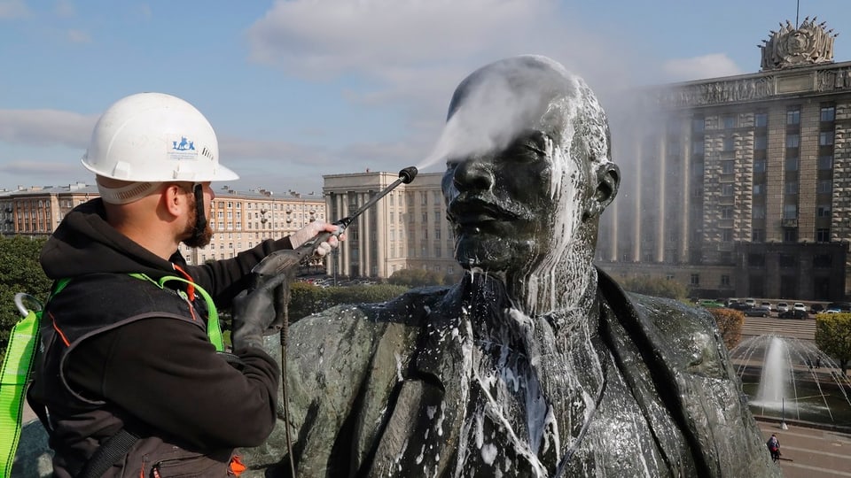 Gemeindearbeiter reinigt Lenin-Statue in St. Petersburg.