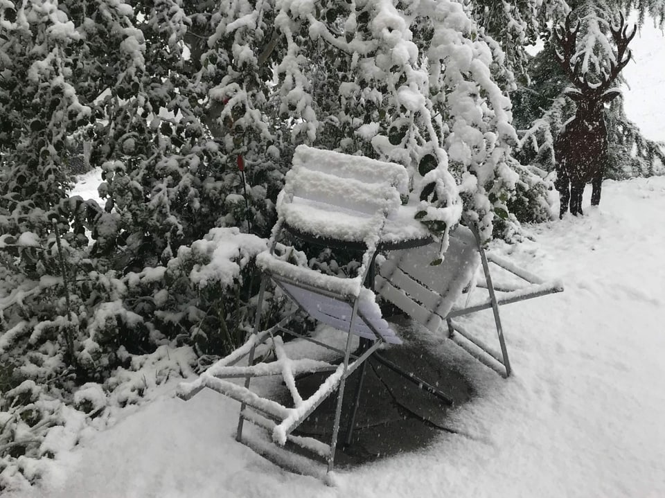 Gartenstühle im Schnee