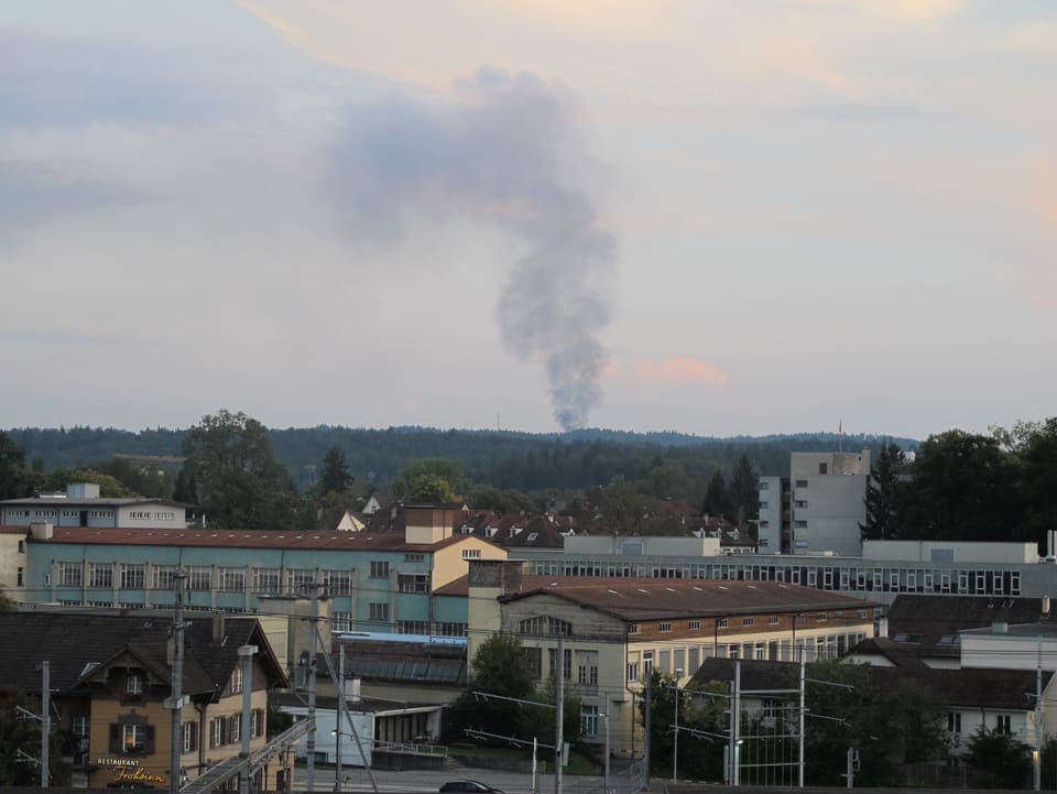 Der Rauch war von weit weg sichtbar, wie etwa hier beim Bahnhof Aarau.