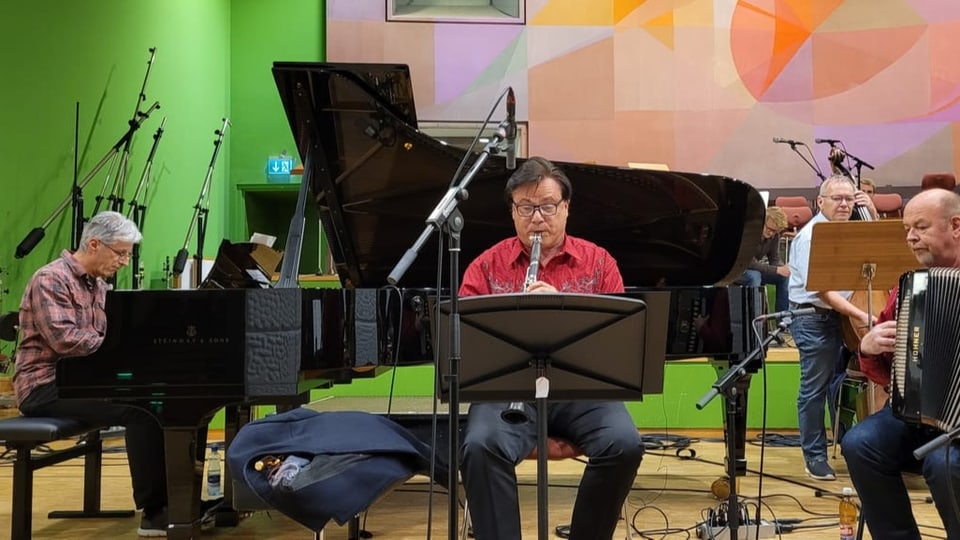 Musikkapelle mit Piano und Klarinette.