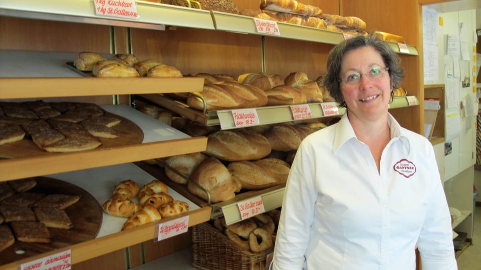 Annelies Gantner steht vor Broten, Gipfeli und Nussecken.