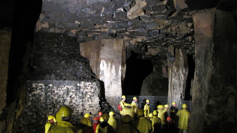Foto einer Höhle mit Besuchern. 