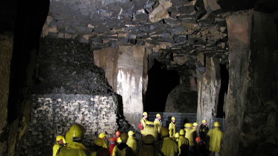 Foto einer Höhle mit Besuchern.