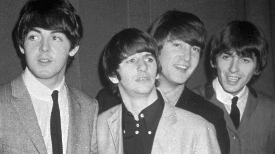 Die Beatles 1963 vor einem Konzert in Hamburg.