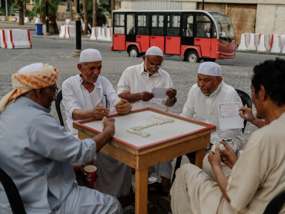 Männer spielen Dame in Jeddah