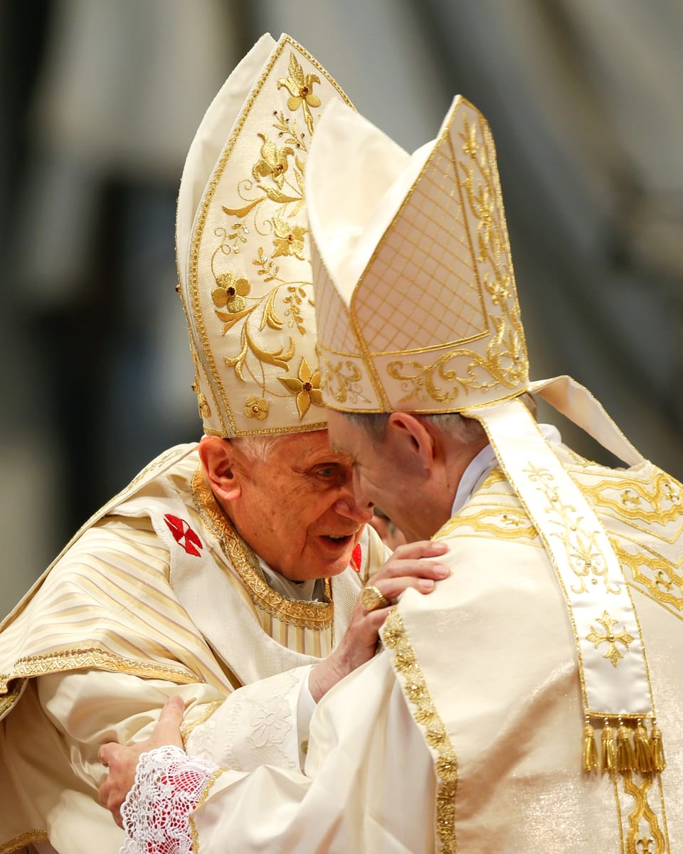 Papst Benedikt XVI. umarmt seinen Privatsekretär.