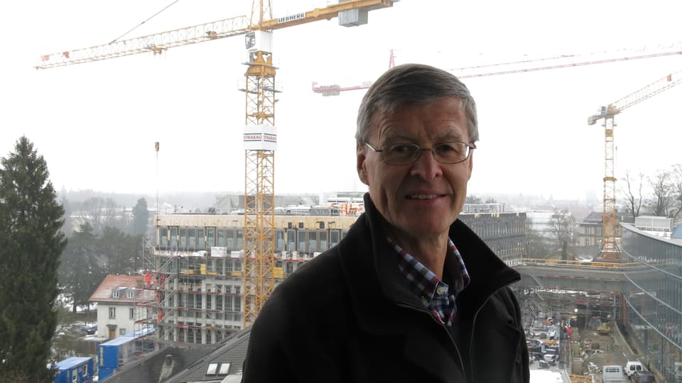 Bernhard Leu, Direktor Infrastruktur der Insel Gruppe, im Hintergrund eine Baustelle