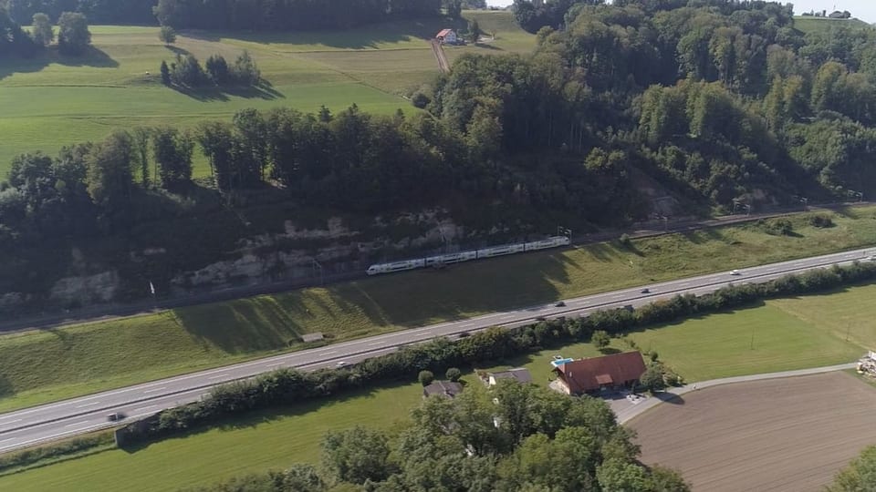 Luftbild von Autobahn und Bahnlinie