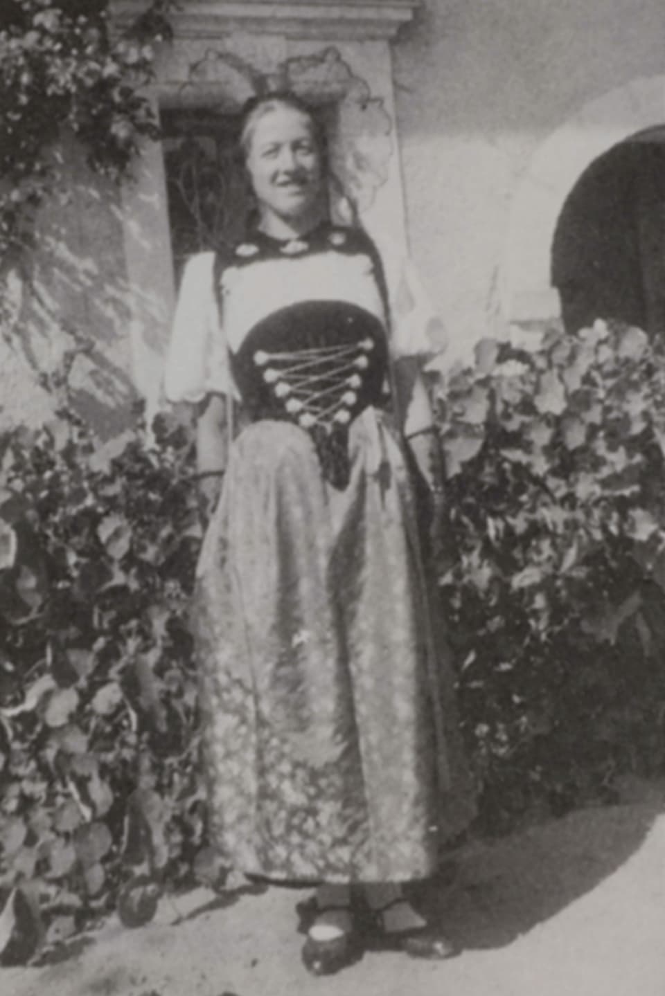 Eine junge Frau in Seeländer Tracht.