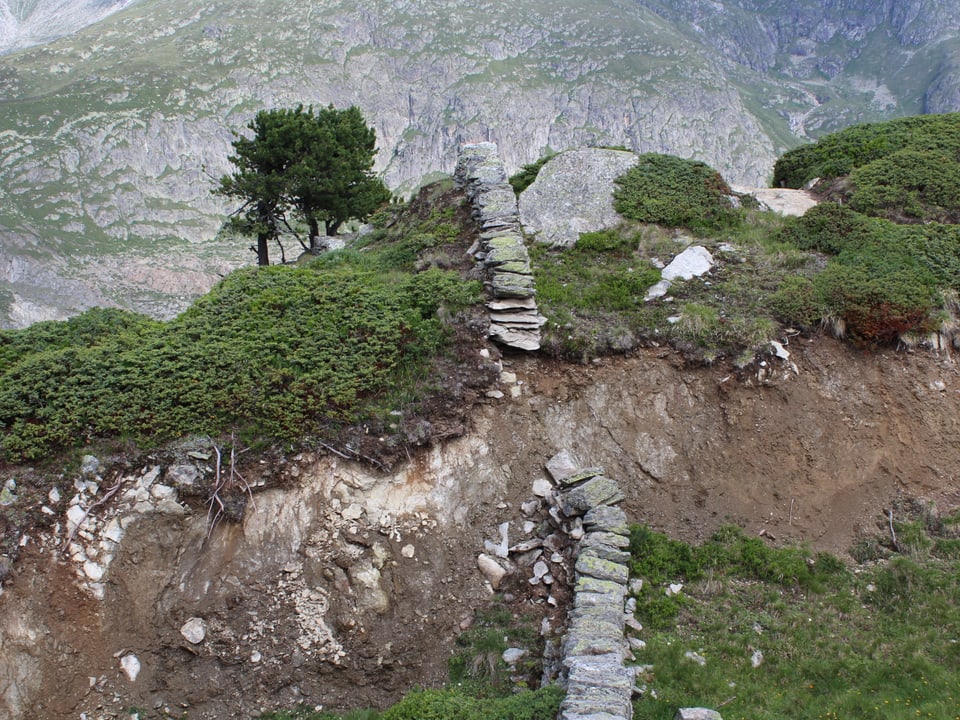 In einer Steinmauer klafft ein Loch.