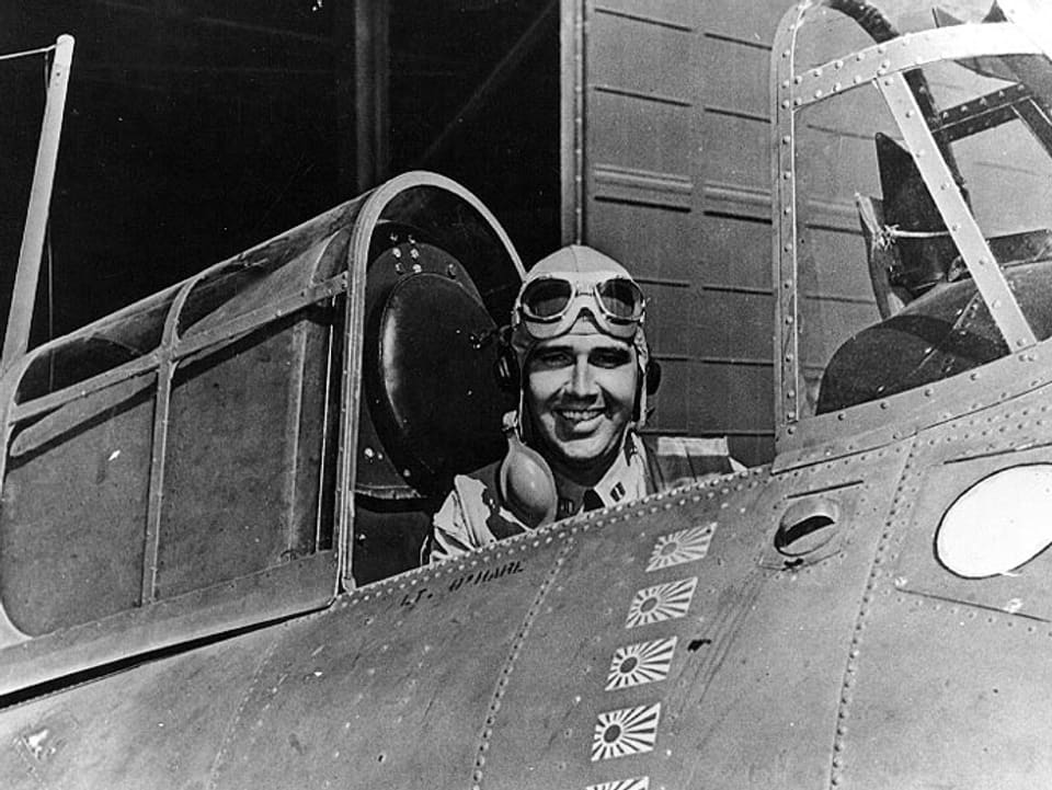Butch O'Hare lächelt aus seinem Flugzeug in die Kamera.