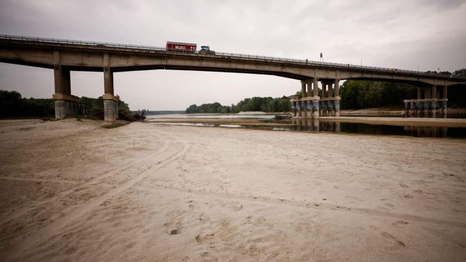 ausgetrockneter Fluss unter Brücke