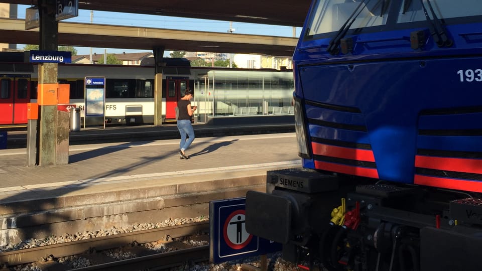 Perron und Lokomotive im Bahnhof Lenzburg