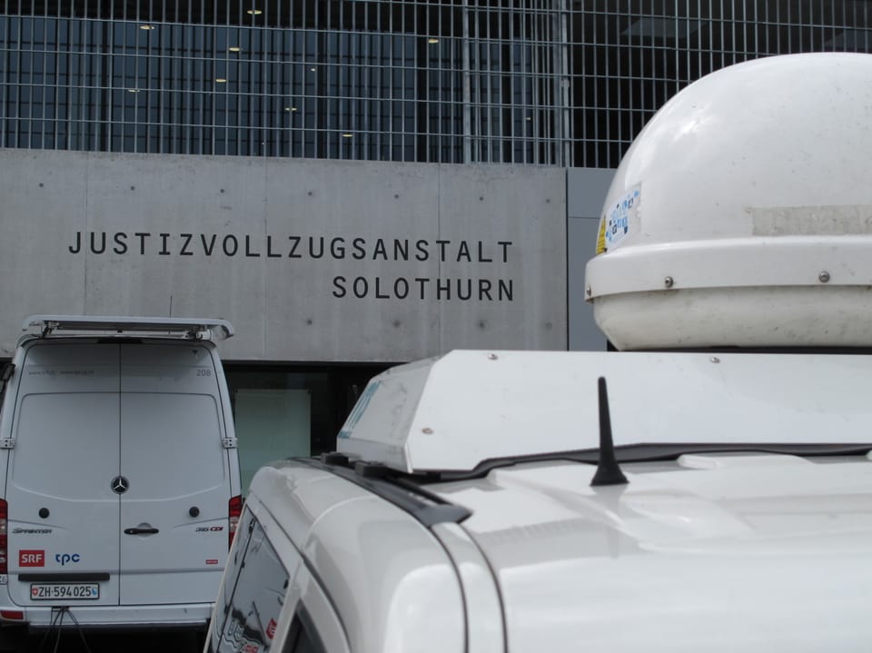 Die Übertragung der Live-Sendung aus der Justizvollzugsanstalt Deitingen erfolgt via Satellit. Der entsprechende Sender befindet sich in der Kugel auf dem Dach des Sendewagens.
