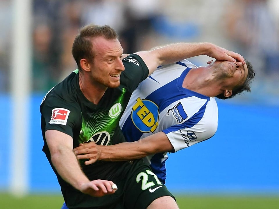 Wolfsburgs Maximilian Arnold greift gegen Vladimir Darida von Hertha durch.