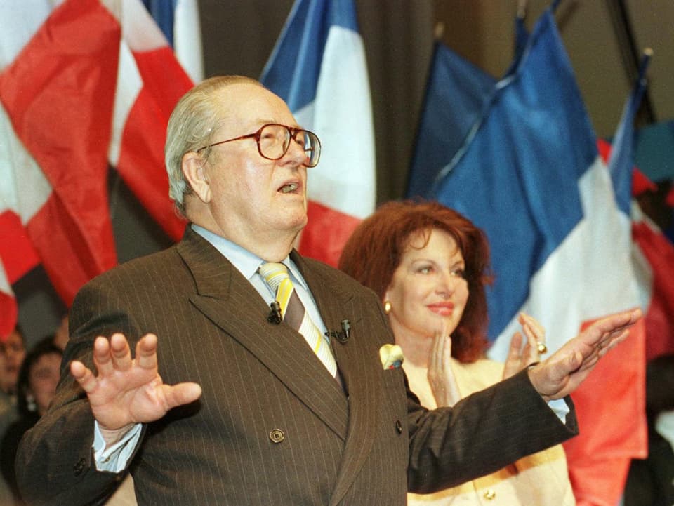 Jean-Marie Le Pen mit ausgebreiteten Armen