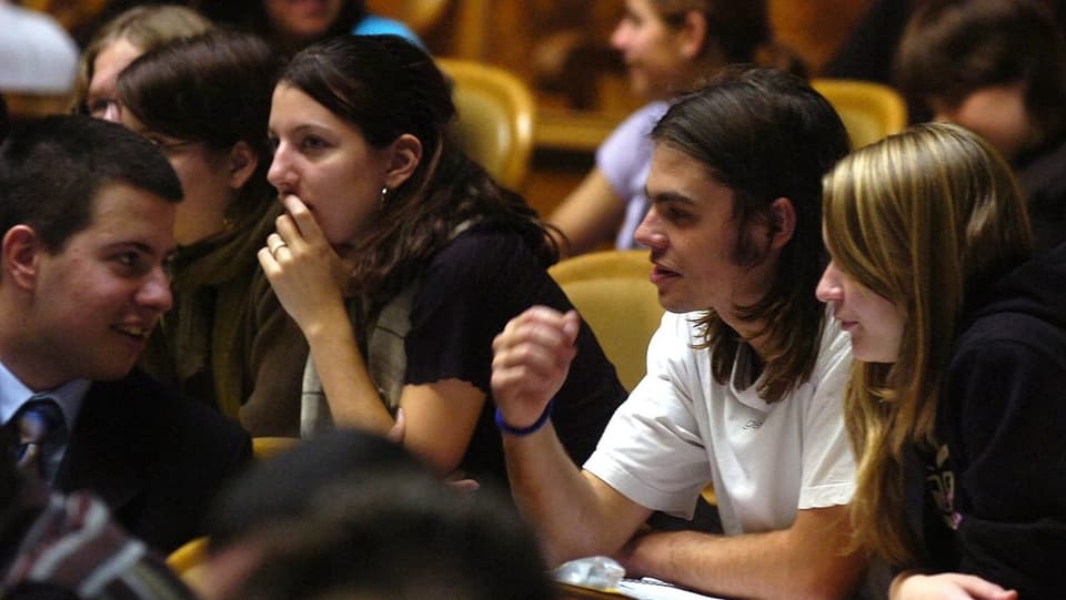 Jugendliche Politiker diskutieren im Parlament der Erwachsenen 
