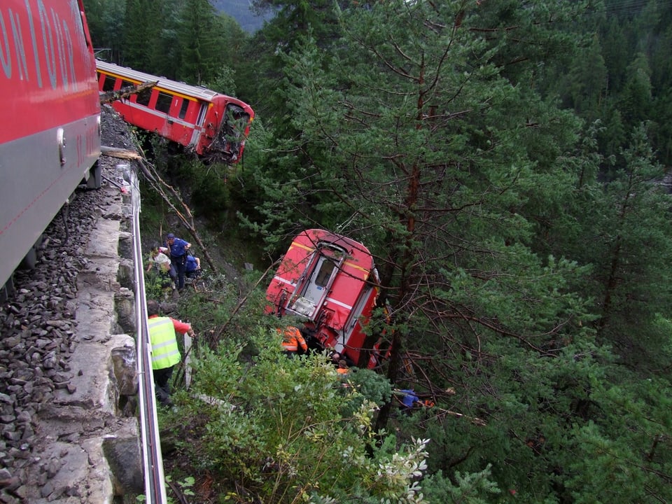 Drei Waggons entgleisten, keine stürzte aber in die Schinschlucht.