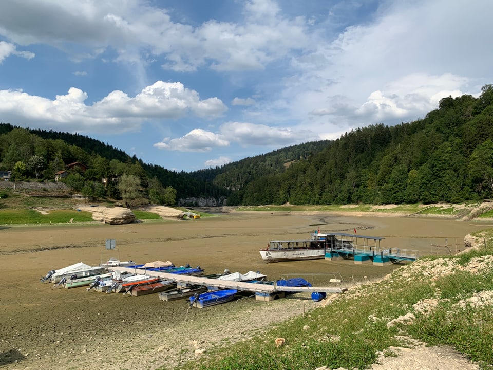 Lac les Brenets/NE Boote liegen auf dem Boden