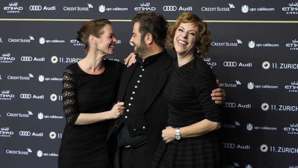 Schauspielerin Mona Petri (links) und Regisseurin Sabine Boss nahmen SRF 3-Produzent Marco Thomann mit auf den grünen Teppich. 
